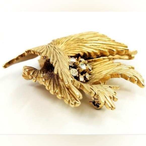 Trifari Textured 3D Gold Tone Rhinestones Center Leaf Design Signed VTG Brooch - Picture 5 of 16